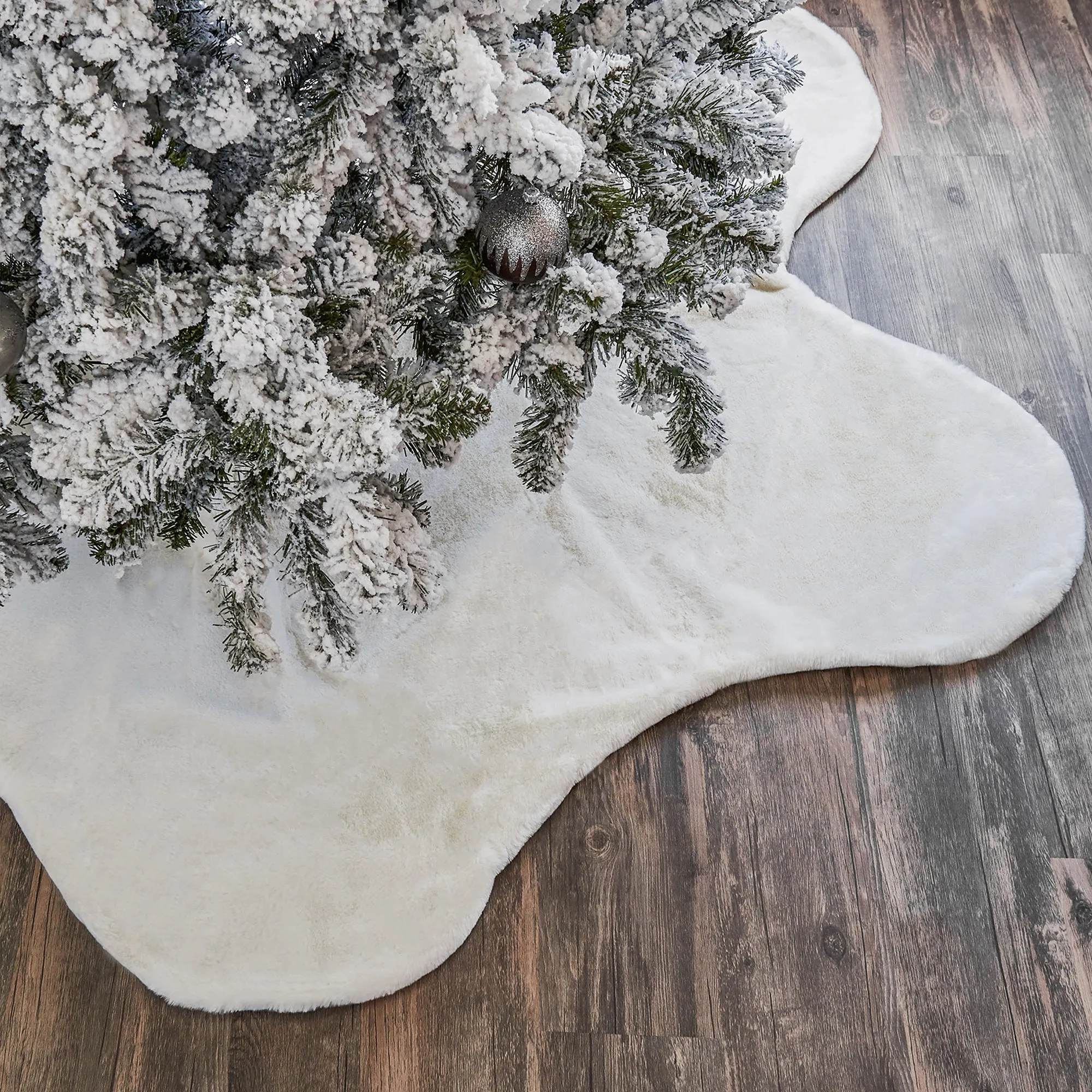 Blanket of Snow Tree Skirt ~70"