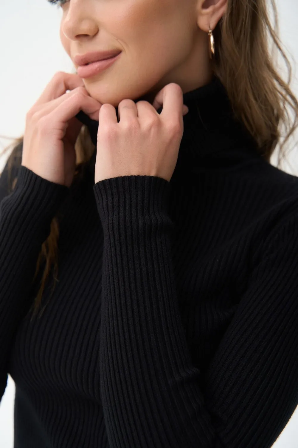 Ribbed turtleneck sweater in color black