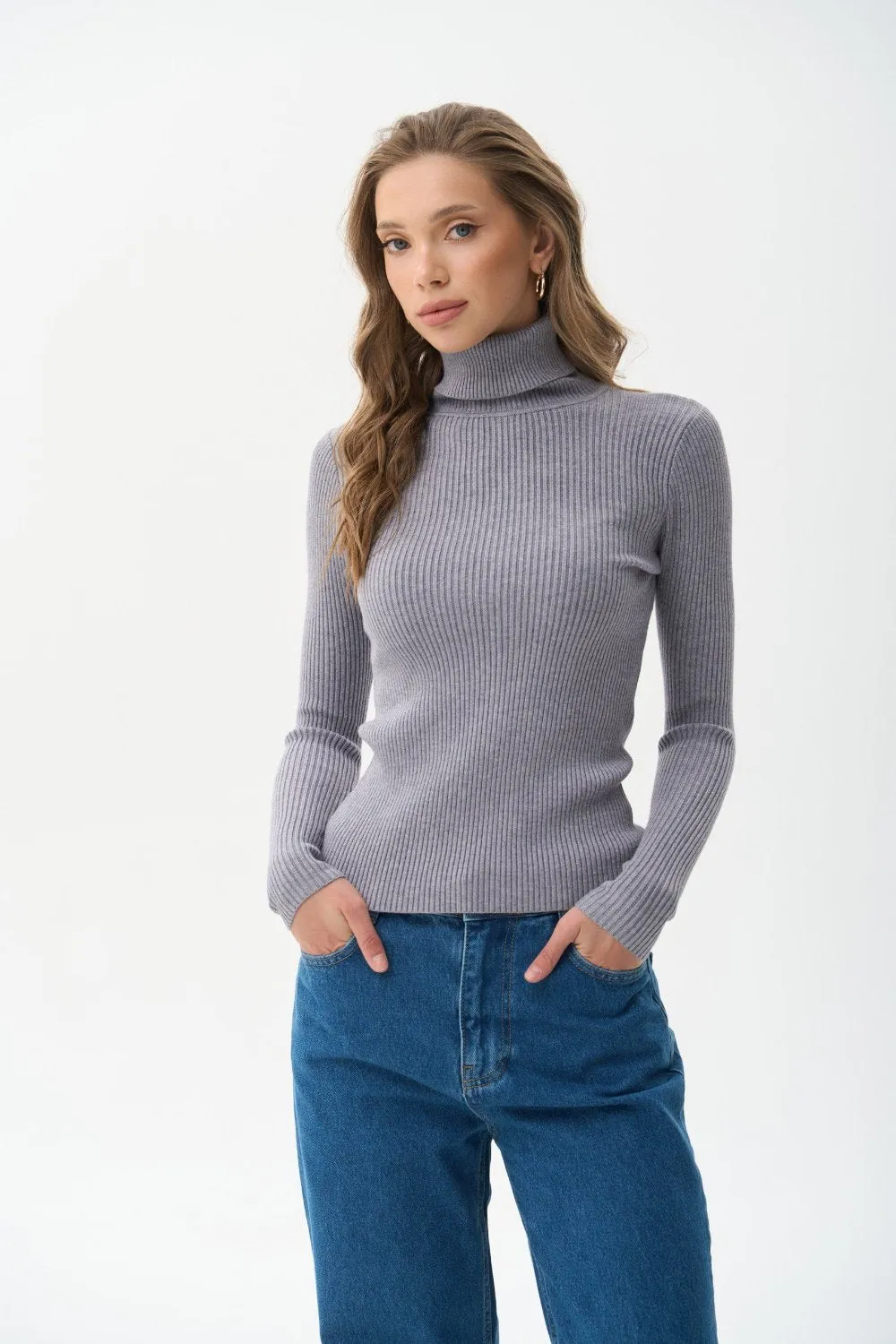 Ribbed turtleneck sweater in color grey