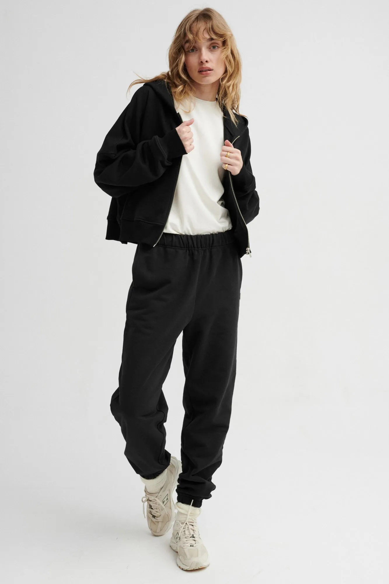 Sweatpants in organic cotton / 04 / 03 / onyx black